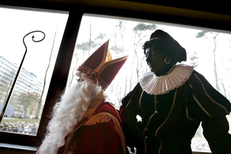 Sint en Piet op bezoek bij een universitaire campus. Beeld Dolph Cantrijn/Hollandse Hoogte