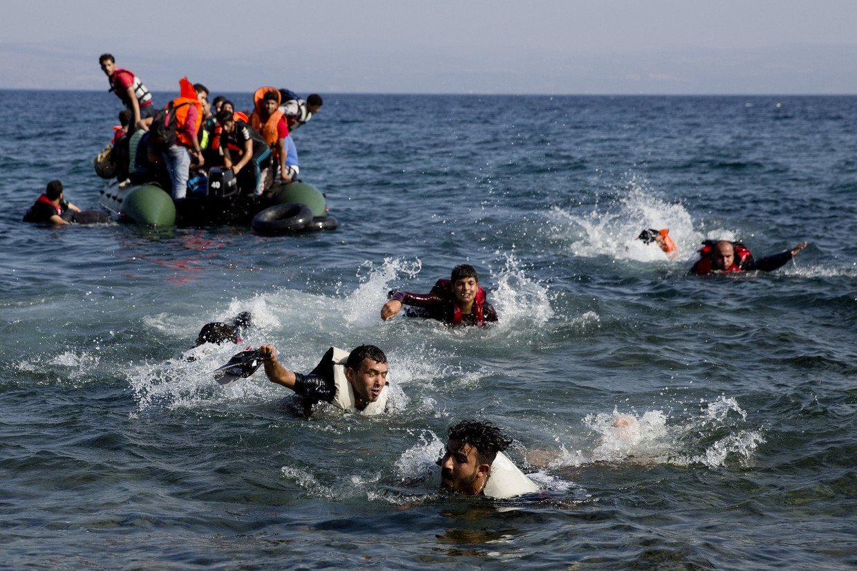 Na een gevaarlijke overtocht vanuit Turkije komen vluchtelingen aan op het Griekse eiland Lesbos. Beeld ap