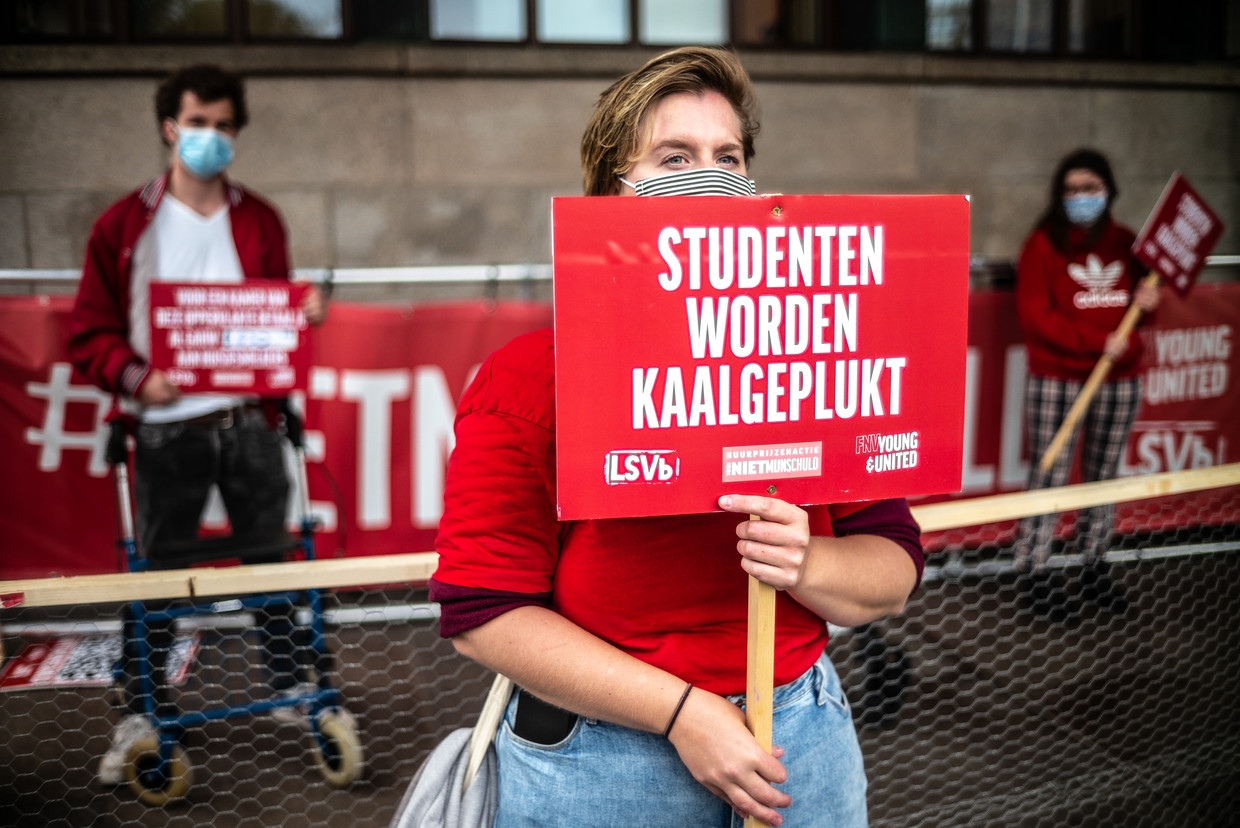 Studenten protesteren voor het HVA in Amsterdam tegen de hoge huurprijzen van studentenwoningen. Beeld Joris van Gennip