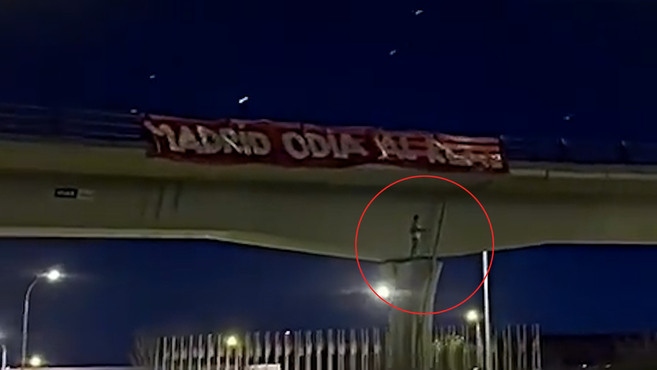 Bij het trainingscomplex van Real Madrid werd een pop opgeknoopt met een shirt van Vinícius Júnior.