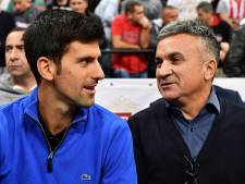 Vader Djokovic woedend over behandeling zoon: ‘Novak is de leider van de vrije wereld’