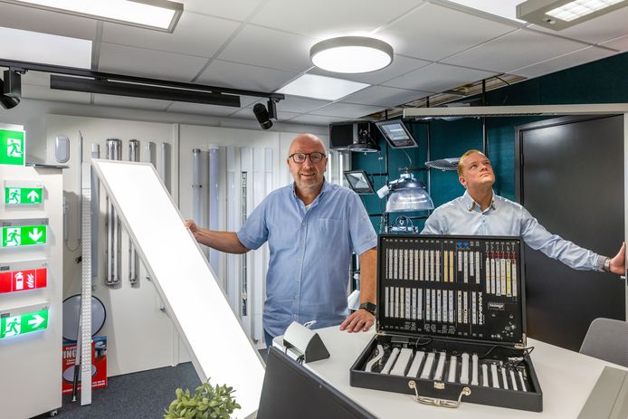 Jasper van de Loo en Wim Brouwers (links), twee van de negen vaste medewerkers van WhyLed, showen enkele producten.