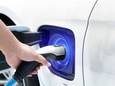 Vind je het laden van een elektrische auto te duur? Wij geven vijf tips om te besparen