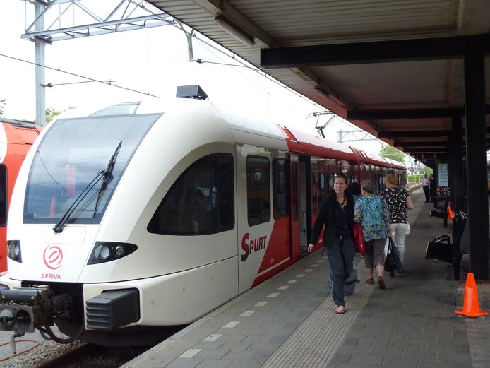 Een Arriva-trein van de Merwedelingelijn.