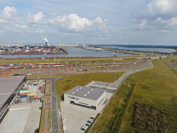 De nieuwe garage voor locomotieven in de Rotterdamse haven.
