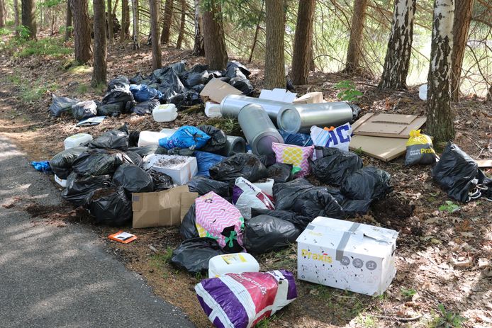 Naast de Otterloseweg werd een grote hoeveelheid afval gedumpt.