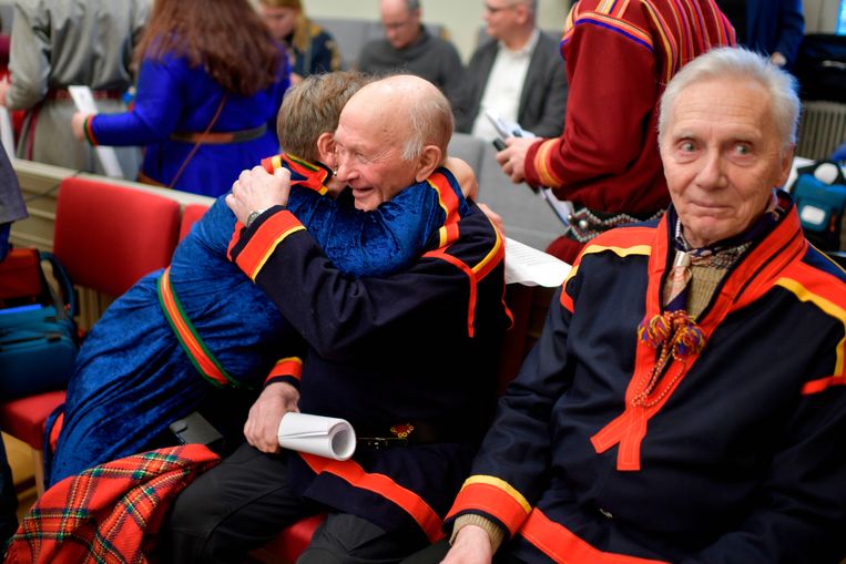 Inwoners van het Sami-dorp Girjas vlak na de uitspraak van het hooggerechtshof. Beeld AFP