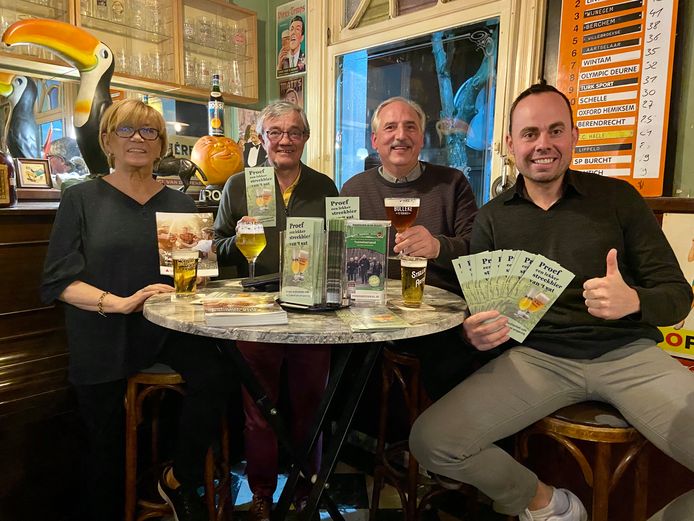 Gemeente Zoersel lanceert een brochure met een bierroute in samenwerking met Toerisme Zoersel. V.l.n.r.: Ko Van de Schorre van De Pelikaan, Patrick Debaere van Toerisme Zoersel, Frank Yseboot van Toerisme Zoersel en toerismeschepen Olivier Rul
