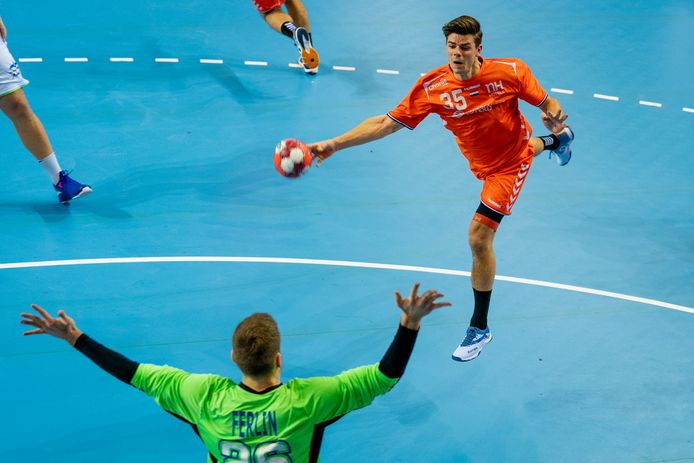 Rutger ten Velde in actie tegen Slovenië tijdens de succesvolle EK-kwalificatiestrijd van Oranje.