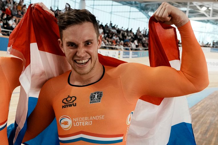 Harrie Lavreysen meteen na het winnen van de sprintfinale op de WK wielrennen in Roubaix. Beeld AP