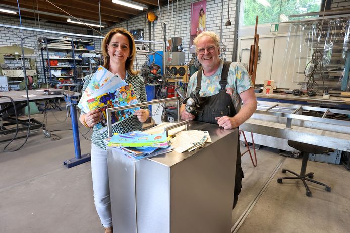 Marieke Verbeek is de bedenkster van de tijdcapsule die in september 100 jaar de grond in gaat ter ere van het 100-jarig bestaan van Veldhoven. Frank Vincent maakte de behuizing van de tijdcapsule.