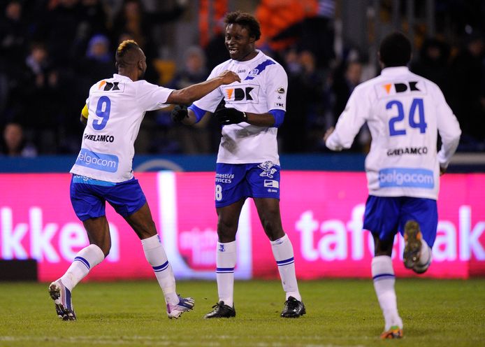 Elimane Coulibaly (centraal) in het shirt van AA Gent.