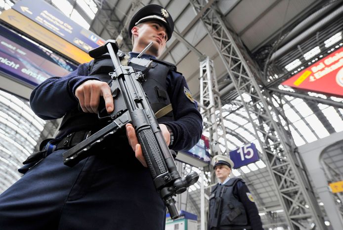 Een gewapende agent staat op wacht in het centraal station van Frankfurt.