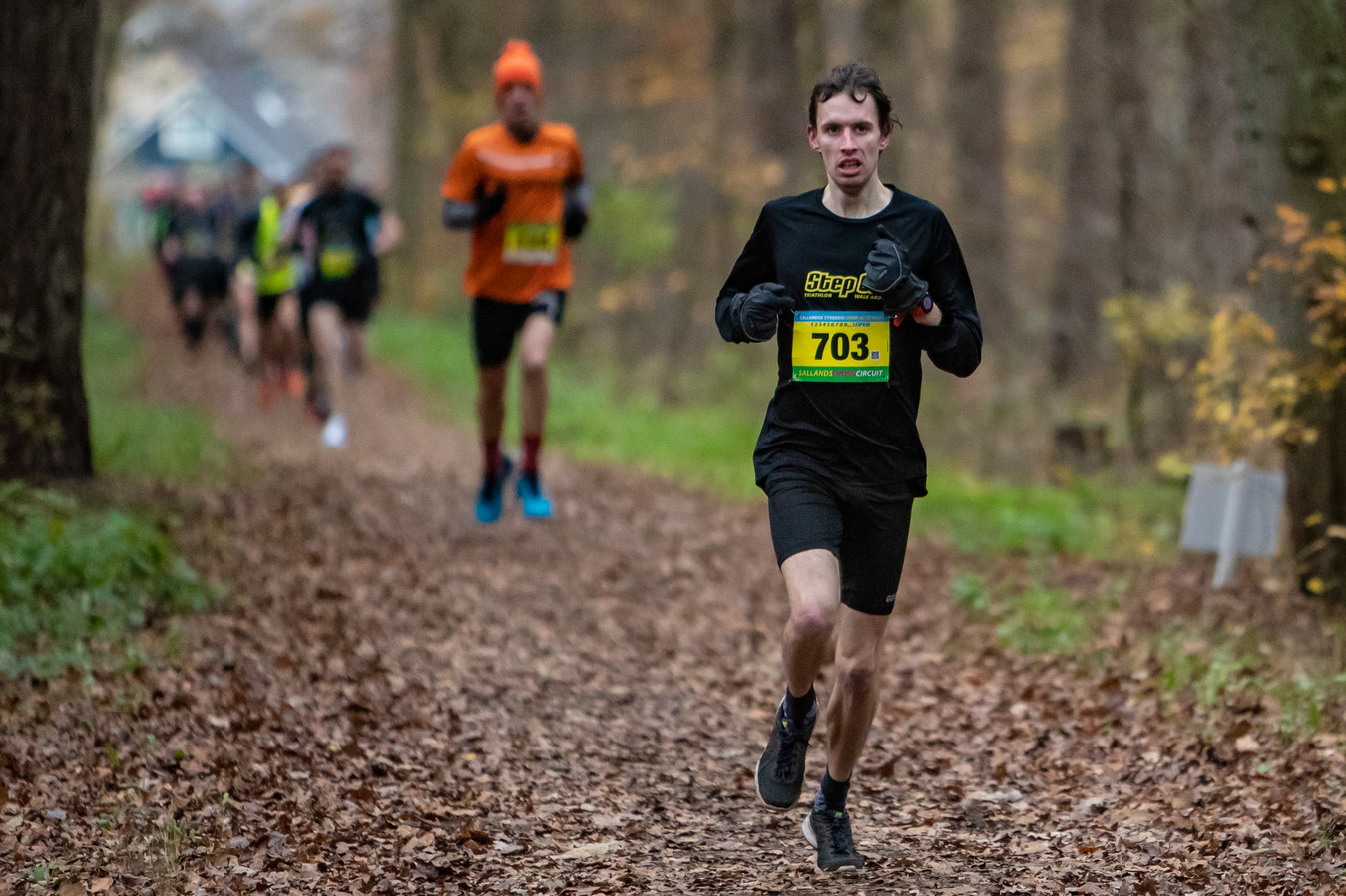 De in het oranje gehulde Arne Mulder ziet de uiteindelijke winnaar Danny Koppelman bij hem weglopen tijdens de Oostermaetloop, de vierde etappe in het Sallands Cross Circuit.