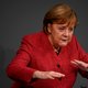 De bezwerende en berustende handen van Angela Merkel