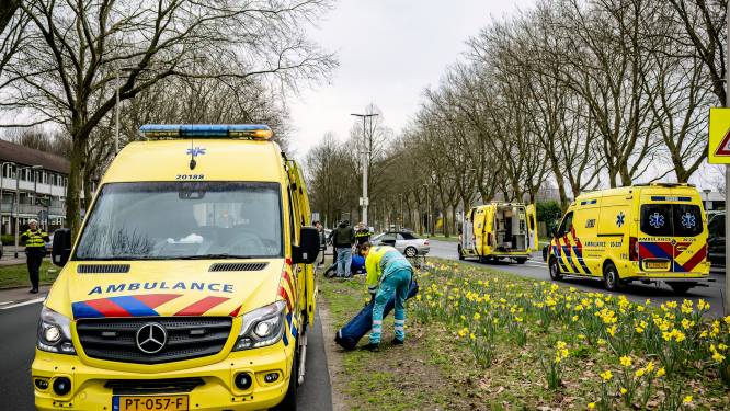 Twee fietsende tieners aangereden op kruising in Tilburg, met spoed naar ziekenhuis