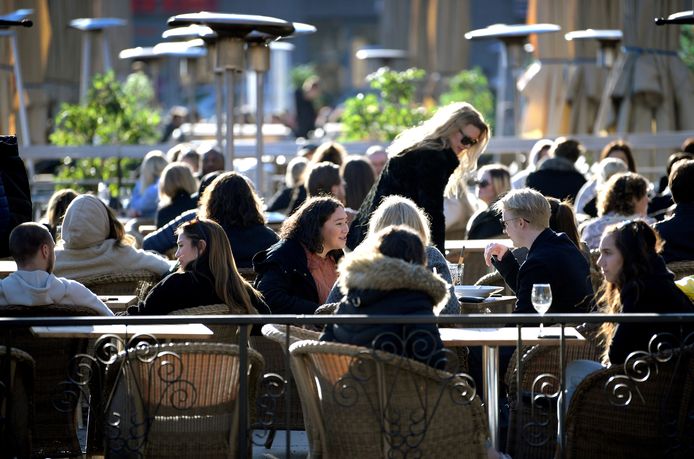 Onder meer horecazaken blijven open in Zweden.  Terrassen in Stockholm zitten afgeladen vol door het mooie weer.