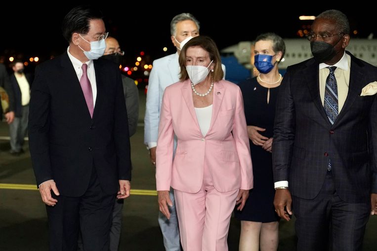 Nancy Pelosi met de Taiwanese minister van Buitenlandse Zaken Joseph Wu (l.) bij haar aankomst in Taipei, Taiwan. Beeld AP
