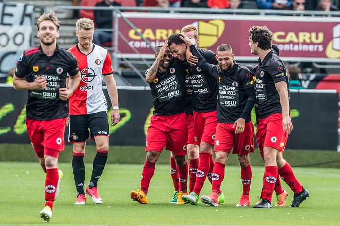 De spelers van Excelsior juichen na de 3-0 van Ryan Koolwijk tegen Feyenoord.
