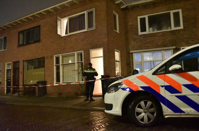 Een kindje van 5 jaar oud is donderdagavond gewond geraakt toen ze uit een raam van de eerste verdieping viel in de Hubert Duyfhuysstraat in Utrecht.