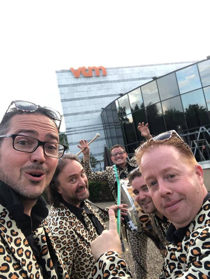 Arne Cools (midden) samen met De Toâpe Geraapte