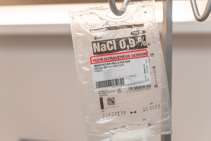Infuuszak met het middel Irinotecan, dat intraveneus wordt toegediend bij kankerpatiënten.