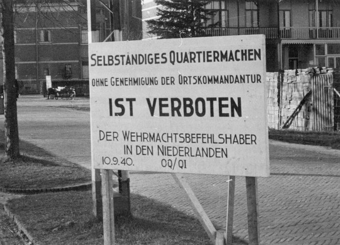 Een door de Duitse bezetter geplaatst bord langs de Biltstraat dat aangeeft dat het verboden is op eigen houtje in te kwartieren. Op de achtergrond de ingang van de Willem Barentszstraat.