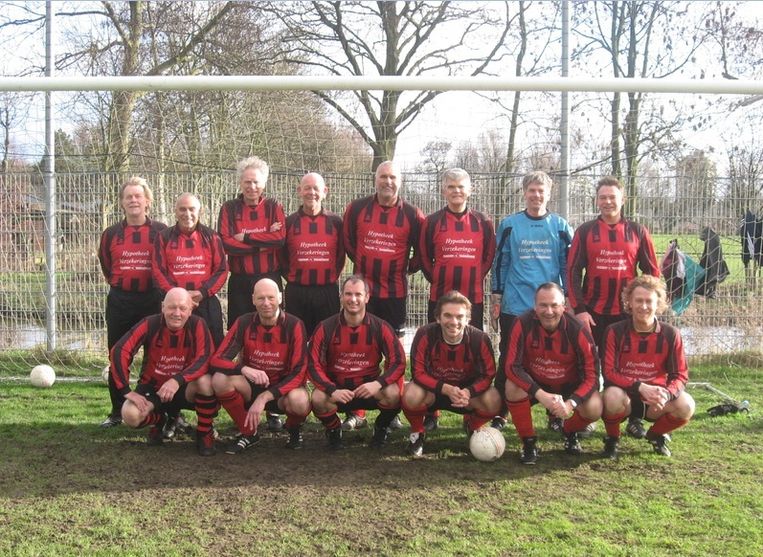 Wouter de Vries, tweede van links bovenste rij. Met de vierde speler van links (boven) voetbalt Wouter al meer dan 50 jaar samen. Beeld GeuzenMiddenmeer