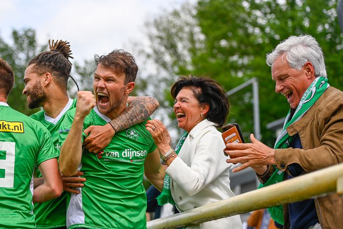 Veldhof viert zijn goal met zijn ouders langs de lijn. De ouders van de middenvelder wonen in Goes en zijn helemaal overgekomen naar de Achterhoek.