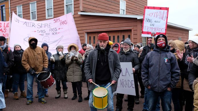 Betogers demonstreren door de straten van de stad Saint-Pierre, in het Franse overzeese gebied Saint-Pierre-et-Miquelon.