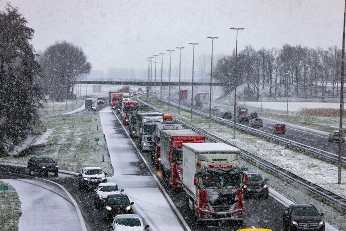 Op de A50 en de A1 is een verkeersinfarct ontstaan rondom Apeldoorn.