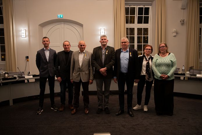 De leden van de Hulster raad die afscheid nemen. Met van links naar rechts: Paul Weemaes, Wim Verdurmen, Fons Dobbelaer, André Fokker, Ronnie Roctus, Monique de Bruijn en Ger van Unen. Bennie Saman ontbreekt wegens ziekte.