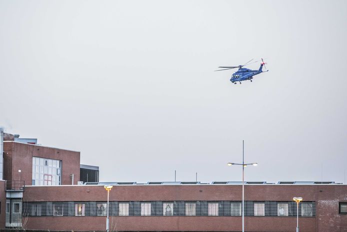 Een politiehelikopter vertrekt van de binnenplaats van de gevangenis in Zutphen.