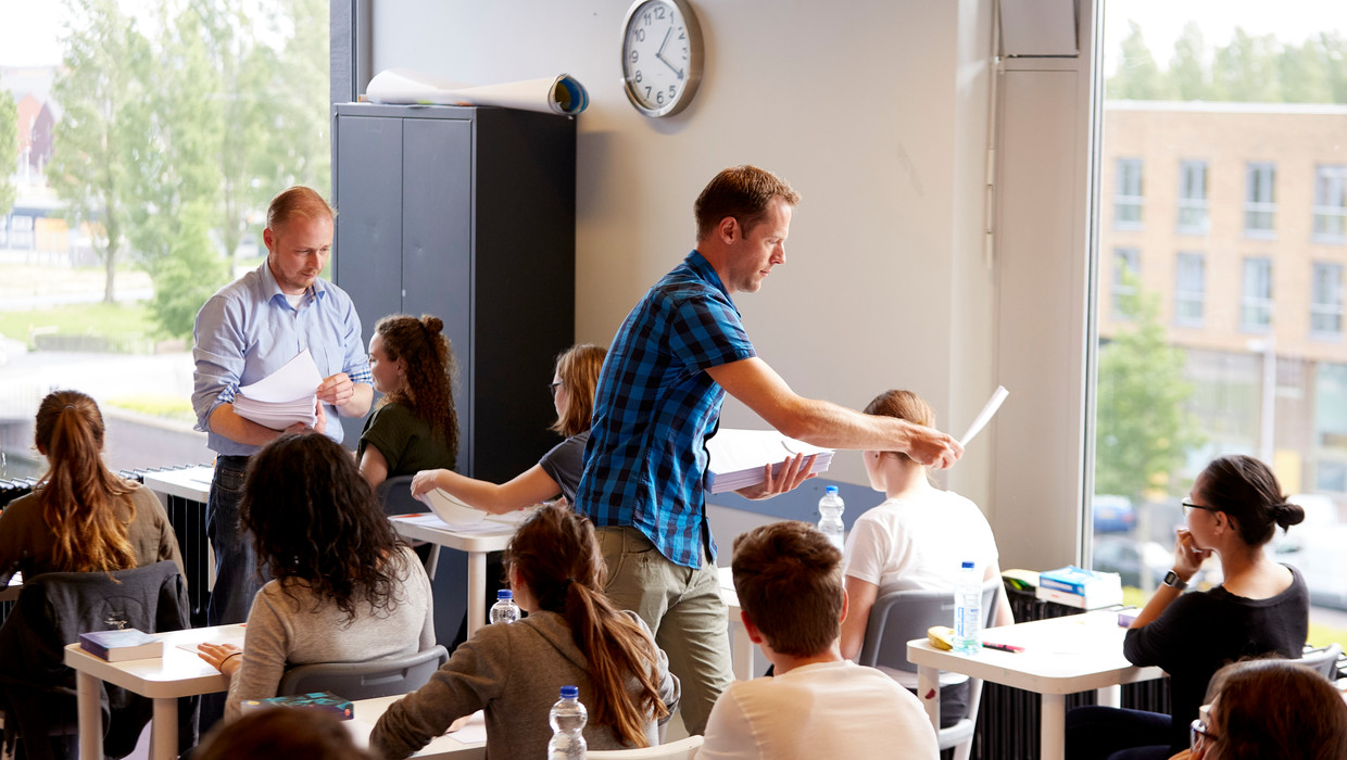 In Utrecht worden examens uitgedeeld. Beeld ANP
