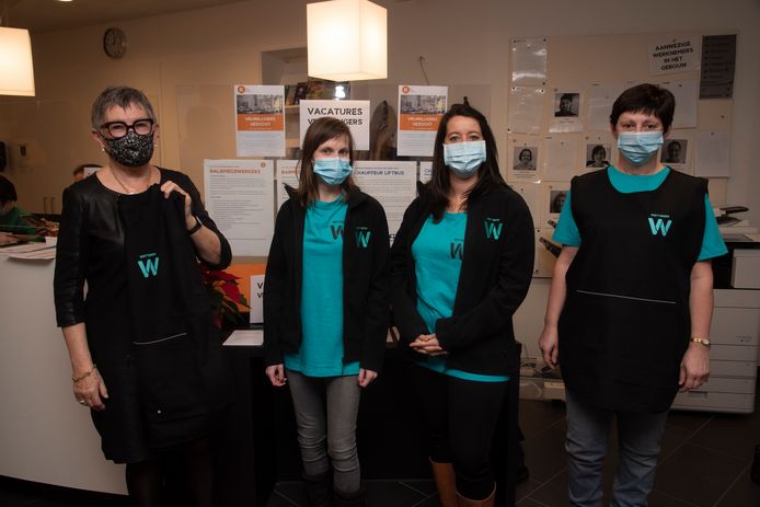 Schepen Lieve De Gelder overhandigde de eerste uniformen aan Yasmin, Femke en Nadine van de diensten Gezinszorg en huishoudhulp.