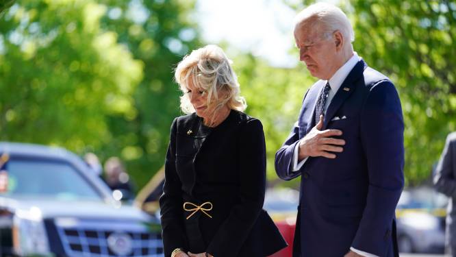 Le couple Biden se recueille sur le site de la tuerie raciste de Buffalo et contre “une idéologie qui déchire l’âme de notre pays”