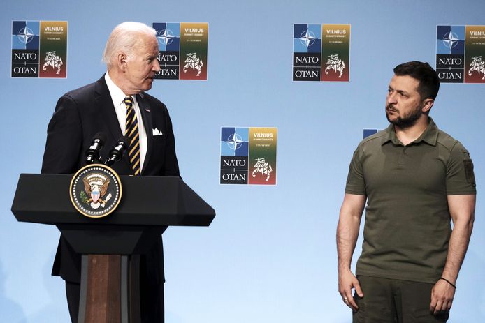 De Amerikaanse president Joe Biden met zijn Oekraïense ambtgenoot Volodymyr Zelensky op de NAVO-top in Vilnius.