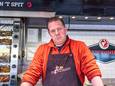 Kipkoning Marcel van Bloemendaal staat iedere dinsdag op de markt in Wijhe. Met steeds minder plezier.