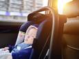 Een baby slaapt in een autostoeltje op de achterbank van een auto. Al na 15 minuten in de volle zon stijgt de temperatuur er boven de 30 graden.