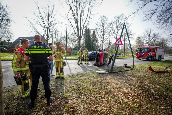 Een auto botste maandagmiddag tegen een lantaarnpaal in Nuenen en kwam op de zijkant tot stilstand.