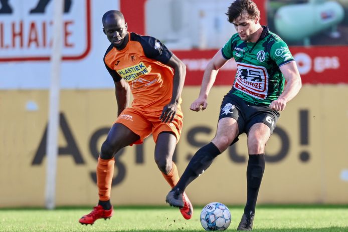 Ralph Ameys (r.) schermt de bal af voor Ibrahima Mbaye. De twee goals van de Aalsterse spits volstonden niet voor winst.