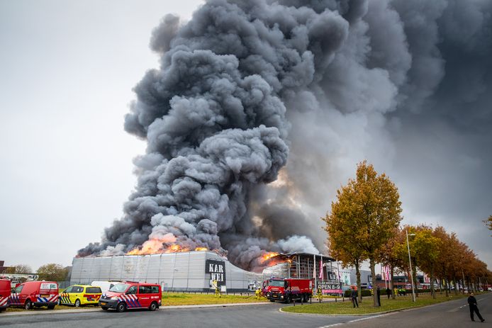 Even voor 10.30 uur brak er op 27 november 2018 brand in uit in de Karwei aan de Laan van de Dierenriem in Apeldoorn. Binnen no-time stond de hele zaak in lichterlaaie.