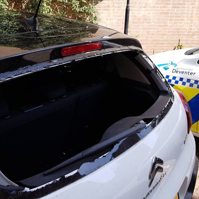 Bij de Rembrandtkade in Deventer hebben onbekende de achterruit van een auto van het team Toezicht en Handhaving vernield.