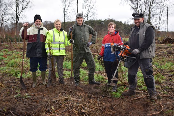 Sven Seyssens (rechts) en zijn gezin planten de komende dagen 900 bomen aan in de Bovenhoek.