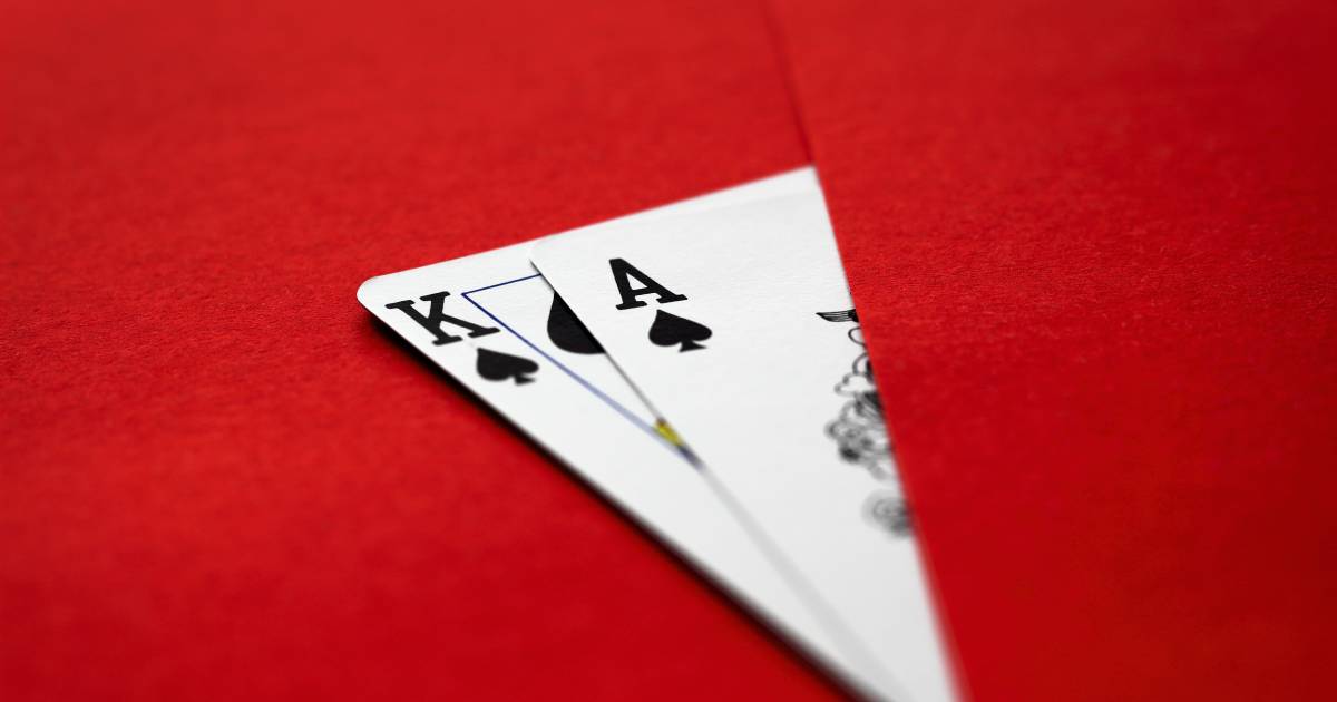 Illegaal pokertoernooi 17 mannen in woning aan de IJweg in Boesingheliede opgedoekt, bewoonster (71) met slaappillen en oorddoppen in bed.