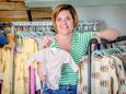 Petra Van Mele van de webshop Reyntje de vos bij de kleren die ze verkoopt.