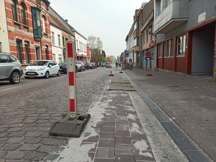 De fietssuggestiestroken in de Dreef in Zomergerm