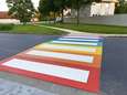 Regenboogzebrapad op komst aan rotonde tussen Ninia en stadhuis na winter