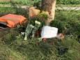 De bloemen liggen tegen de boom, vrienden en familie zijn kapot na het ongeluk in Finsterwolde.