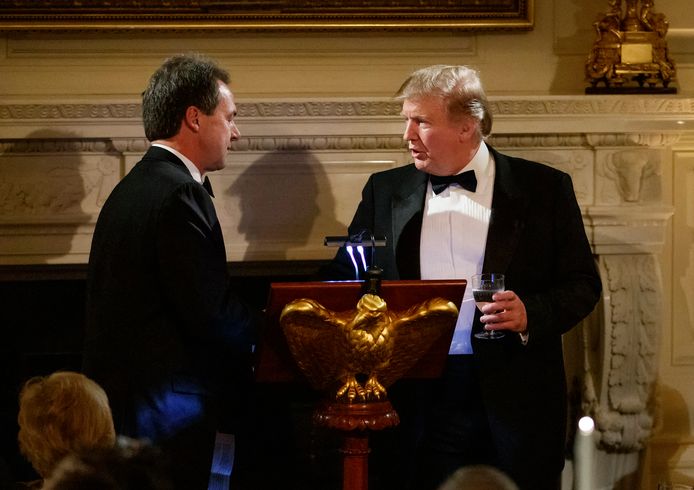 President Donald Trump en de gouverneur van Montana, Steve Bullock, tijdens het gouverneursbal in het Witte Huis in Washington. Archiefbeeld.